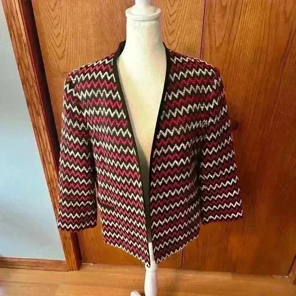 Kasper Womens Red And White Zig Zag Pattern Blazer. Size 12 Lined
